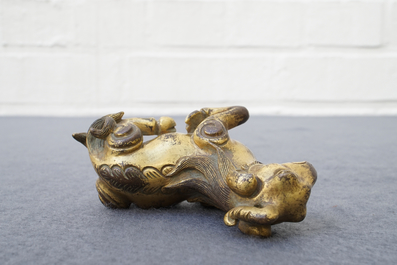 Een Chinees verguld bronzen scrollgewicht in de vorm van een ram, 19/20e eeuw