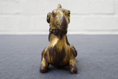 Een Chinees verguld bronzen scrollgewicht in de vorm van een ram, 19/20e eeuw