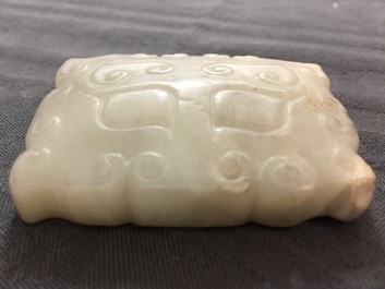 Quatre pi&egrave;ces en jade sculpt&eacute; de style archa&iuml;que, 19/20&egrave;me