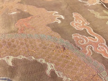 Une robe &agrave; d&eacute;cor de huit dragons sur fond brun en soie brod&eacute;e, Chine, Qianlong