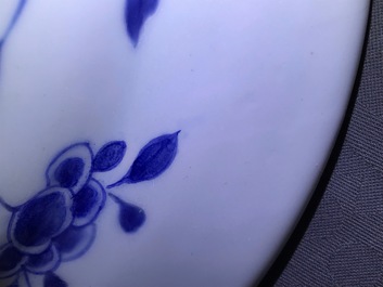 Een Chinees rose-Imari scheerbekken met het wapen van Zeeland, Kangxi/Yongzheng