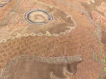 Une robe &agrave; d&eacute;cor de huit dragons sur fond brun en soie brod&eacute;e, Chine, Qianlong