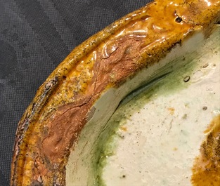 Un plat en forme de lotus en gr&egrave;s &eacute;maill&eacute; sancai, Chine, Liao
