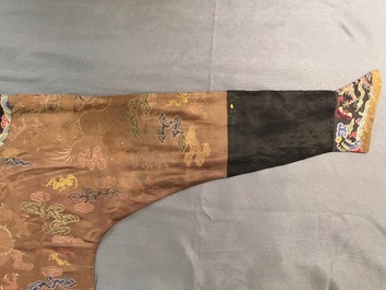 Une robe &agrave; d&eacute;cor de huit dragons sur fond brun en soie brod&eacute;e, Chine, Qianlong