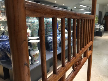 Deux barres portantes en bois sculpt&eacute;, Chine, 20&egrave;me