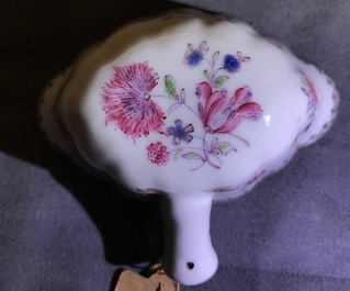 Trois manches de couteaux et deux cuill&egrave;res &agrave; punch en porcelaine de Chine, Kangxi/Qianlong