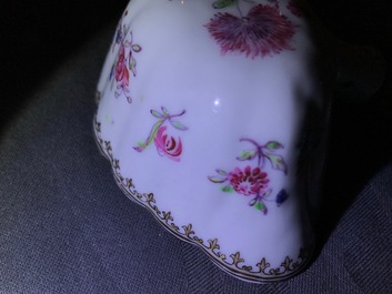 Trois manches de couteaux et deux cuill&egrave;res &agrave; punch en porcelaine de Chine, Kangxi/Qianlong