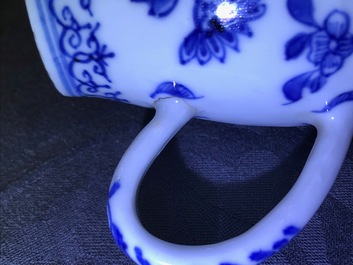 Un ensemble &agrave; &eacute;pices sur pr&eacute;sentoir en porcelaine de Chine bleu et blanc, Qianlong
