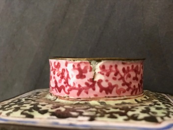 Une bo&icirc;te &agrave; th&eacute; couverte en &eacute;maux de Canton, Qianlong