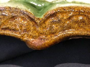 Un plat en forme de lotus en gr&egrave;s &eacute;maill&eacute; sancai, Chine, Liao
