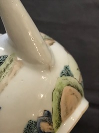 Une th&eacute;i&egrave;re couverte en porcelaine de Chine famille rose, Yongzheng