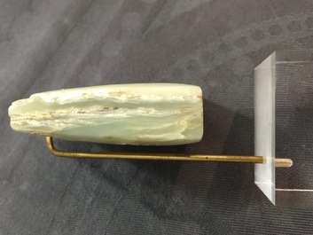 Quatre pi&egrave;ces en jade sculpt&eacute; de style archa&iuml;que, 19/20&egrave;me