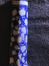 Trois manches de couteaux et deux cuill&egrave;res &agrave; punch en porcelaine de Chine, Kangxi/Qianlong