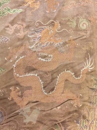 Une robe &agrave; d&eacute;cor de huit dragons sur fond brun en soie brod&eacute;e, Chine, Qianlong