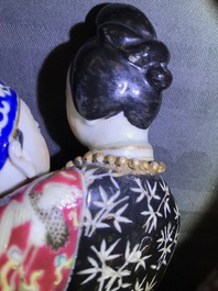 Une th&eacute;i&egrave;re en porcelaine de Chine en forme de couple galante, R&eacute;publique, 20&egrave;me