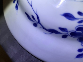 Een Chinees rose-Imari scheerbekken met het wapen van Zeeland, Kangxi/Yongzheng