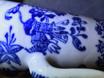 Un ensemble &agrave; &eacute;pices sur pr&eacute;sentoir en porcelaine de Chine bleu et blanc, Qianlong