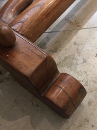 Deux barres portantes en bois sculpt&eacute;, Chine, 20&egrave;me