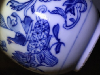 Un ensemble &agrave; &eacute;pices sur pr&eacute;sentoir en porcelaine de Chine bleu et blanc, Qianlong