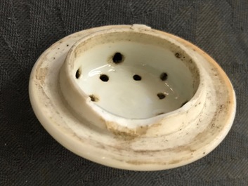 Un ensemble &agrave; &eacute;pices sur pr&eacute;sentoir en porcelaine de Chine bleu et blanc, Qianlong