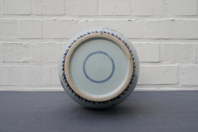 Un vase en porcelaine de Chine bleu, blanc et rouge &agrave; d&eacute;cor 'sanduo', 19/20&egrave;me
