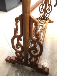 Deux barres portantes en bois sculpt&eacute;, Chine, 20&egrave;me
