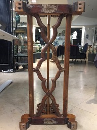 Deux barres portantes en bois sculpt&eacute;, Chine, 20&egrave;me