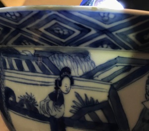 Een Chinese blauwwitte klapmutskom met figuren, Kangxi merk en periode
