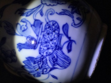 Un ensemble &agrave; &eacute;pices sur pr&eacute;sentoir en porcelaine de Chine bleu et blanc, Qianlong