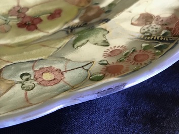 Een paar Chinese famille rose borden met tabaksbladeren, Qianlong