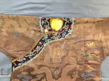 Une robe &agrave; d&eacute;cor de huit dragons sur fond brun en soie brod&eacute;e, Chine, Qianlong
