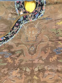 Une robe &agrave; d&eacute;cor de huit dragons sur fond brun en soie brod&eacute;e, Chine, Qianlong