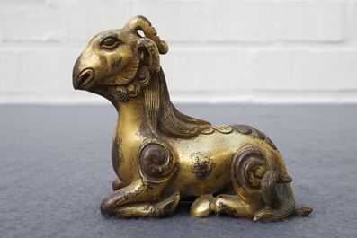 Een Chinees verguld bronzen scrollgewicht in de vorm van een ram, 19/20e eeuw