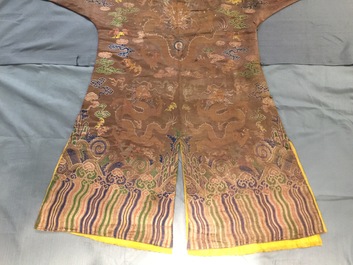 Une robe &agrave; d&eacute;cor de huit dragons sur fond brun en soie brod&eacute;e, Chine, Qianlong