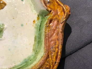Un plat en forme de lotus en gr&egrave;s &eacute;maill&eacute; sancai, Chine, Liao