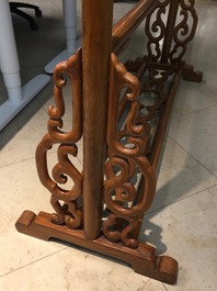 Deux barres portantes en bois sculpt&eacute;, Chine, 20&egrave;me