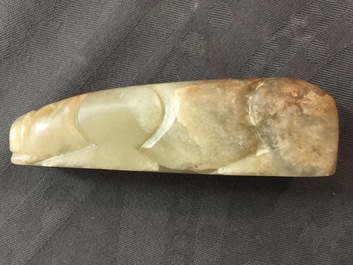 Quatre pi&egrave;ces en jade sculpt&eacute; de style archa&iuml;que, 19/20&egrave;me