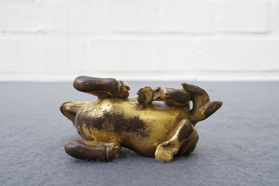 Een Chinees verguld bronzen scrollgewicht in de vorm van een ram, 19/20e eeuw
