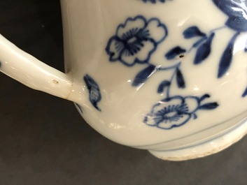 Un ensemble &agrave; &eacute;pices sur pr&eacute;sentoir en porcelaine de Chine bleu et blanc, Qianlong