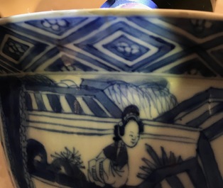 Een Chinese blauwwitte klapmutskom met figuren, Kangxi merk en periode