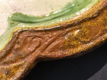 Un plat en forme de lotus en gr&egrave;s &eacute;maill&eacute; sancai, Chine, Liao