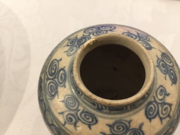 Een blauwwit Vietnamees bord, kom en potje, 16e eeuw en later