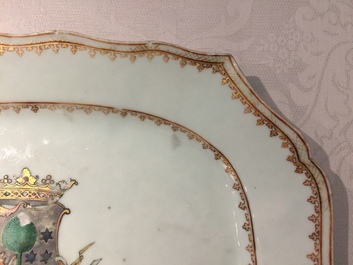 Een Chinese famille rose wapenschotel en twee eierschalen schoteltjes naar Cornelis Pronk, Yongzheng/Qianlong