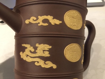 Une verseuse couverte de type Duomuhu en gr&egrave;s de Yixing, Chine, Kangxi