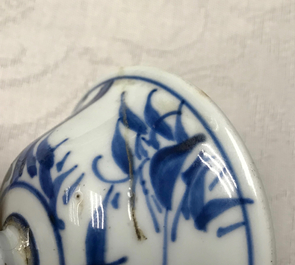 Een paar Chinese blauwwitte dekselvazen met vogels op bamboe, Kangxi