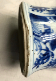 Een paar Chinese blauwwitte dekselvazen met vogels op bamboe, Kangxi