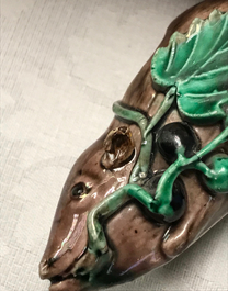 Un compte-gouttes en forme d'&eacute;cureuil en porcelaine de Chine, Kangxi