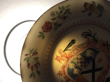 Een paar Chinese famille rose borden met wapen van Johnstone voor de Engelse markt, Qianlong
