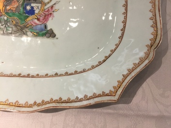 Een Chinese famille rose wapenschotel en twee eierschalen schoteltjes naar Cornelis Pronk, Yongzheng/Qianlong