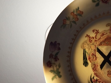 Een paar Chinese famille rose borden met wapen van Johnstone voor de Engelse markt, Qianlong